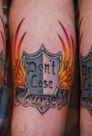 手臂纪念式彩色徽章与字母火焰翅膀纹身图案