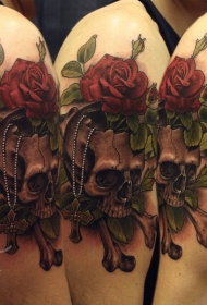 肩部全新风格的彩色骷髅与玫瑰花纹身图案