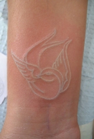 手腕隐形白色的小鸟纹身图案