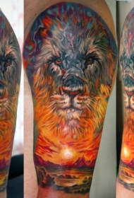 肩部彩色狮子头与夕阳纹身图案