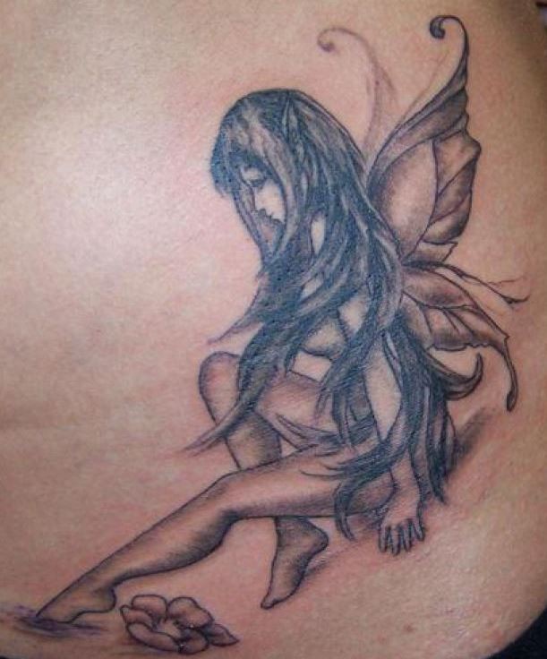 可爱的精灵在水边纹身图案