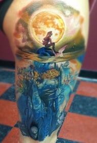 腿部彩色逼真的美人鱼纹身图案