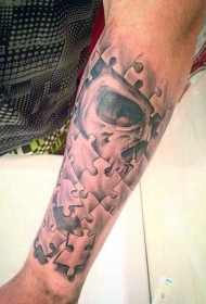 小臂黑灰拼图与人类骷髅组合纹身图案