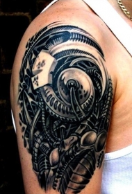 大臂上的黑色机械纹身图案