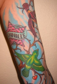 手臂彩色小鸟纹身图案