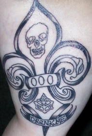 腿部灰色头骨和鸢尾符号纹身图案
