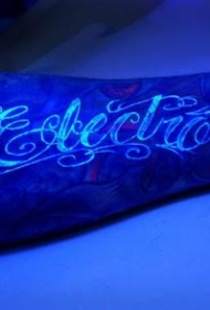 手臂好看的花体字母荧光纹身图案