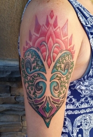 女性肩部彩色心形树纹身图案