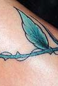 女性腿部彩色紫玫瑰纹身图案