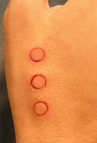 手部个性圆形割肉纹身图案