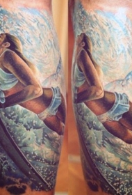 手臂非常逼真的可爱女子冲浪纹身图案