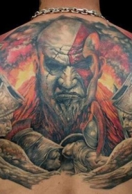 背部令人难以置信的彩色野蛮人战士纹身图案