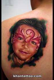 后背彩色俏皮小女孩肖像纹身图案