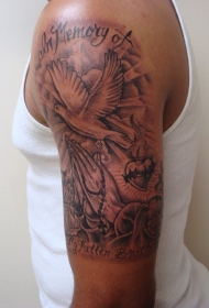 手臂黑白太阳和字母鸽子纹身图案