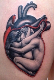 腿部彩色接吻的情侣纹身图案