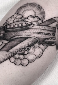 线条点刺战斗机与云朵纹身图案