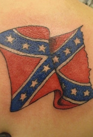 肩部彩色美国国旗的纹身图案