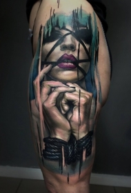 大腿神秘的彩色妇女与双手纹身图案