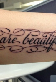 手臂美丽的英文字母纹身图案