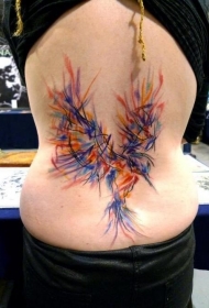 腰部多彩的鸟纹身图案