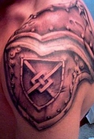 肩部个性盾牌纹身图案