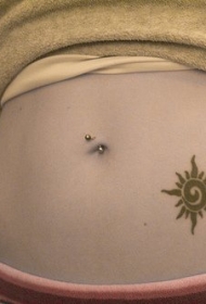 腹部黑色挥舞太阳图腾纹身图案