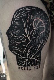 神秘的黑色人头饰品与字母纹身图案