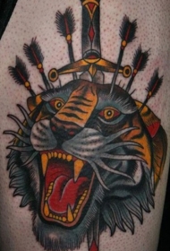 彩色匕首刺穿虎头和箭纹身图案