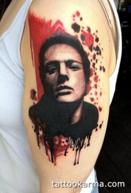 大臂写实风格的男子肖像纹身图案