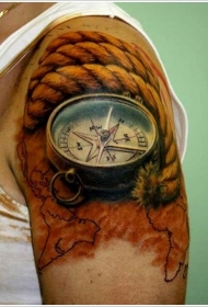 肩部彩色绳索和指南针纹身图案