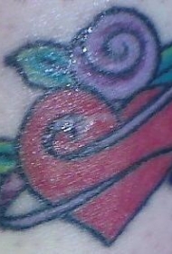 腿部红色的心与紫色玫瑰纹身图片