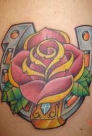 肩部彩色玫瑰花和马蹄铁纹身图片