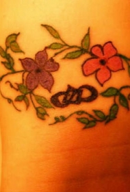 手腕彩色植物花纹身图案
