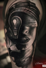 大臂黑灰女人脸和锁孔纹身图案