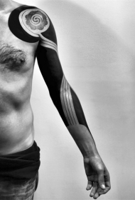 手臂简单的大面积黑色与部落花朵纹身图案