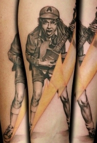 手臂逼真的吉他手与闪电纹身图案