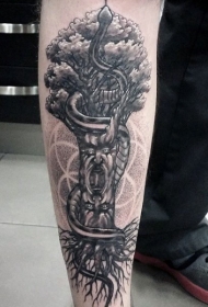 腿部黑棕色可怕的大树纹身图案