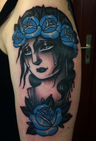 肩部彩色哭泣女人与玫瑰纹身图片