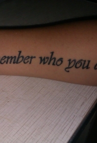 手臂普通的英文字母黑色纹身图案