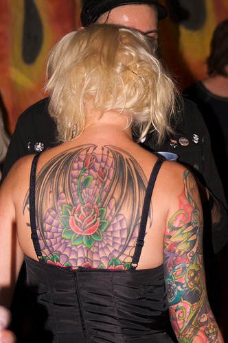 美丽的玫瑰和翅膀彩色背部纹身图案