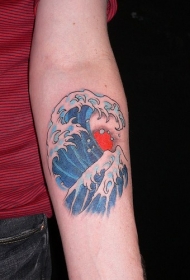 手臂亚洲风格的海浪彩绘纹身图案