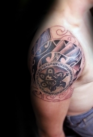 肩部棕色波利尼西亚风格图腾纹身图案