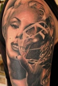 大臂黑白女性肖像结合骷髅纹身图案