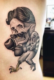 腰侧令人毛骨悚然的滑稽怪物拳击纹身