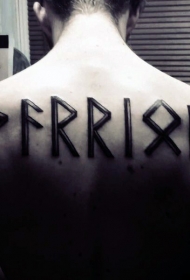 背部简单的黑色古怪文字纹身图案