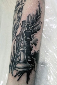 小腿黑灰国际象棋和羽毛纹身图案
