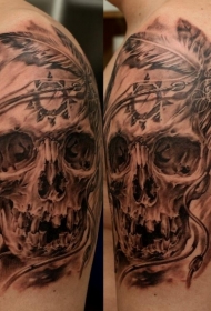 肩部华丽的黑白骷髅与羽毛纹身图案