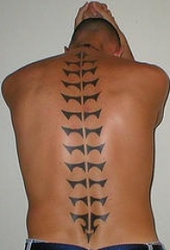 男士背部脊柱部落图腾黑色纹身图案