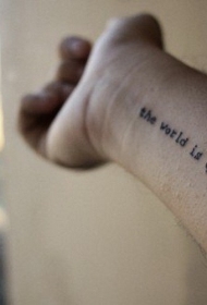 手臂简约的英文字母黑色纹身图案