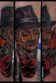 手臂新传统风格的彩色老人与花纹身